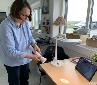 Karin Juhl viser en lampe, der også er en lommelygte 