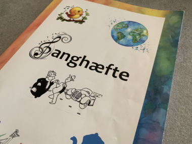 Musikterapeut besøger Voldumcentret