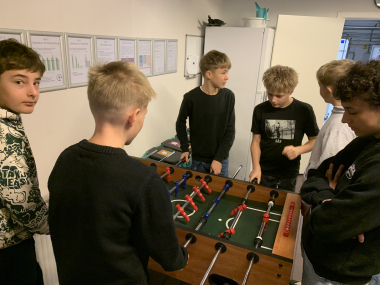Eleverne spiller bordfoldbold i en pause hos CemeCon i Hinnerup