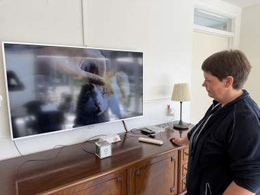 Medarbejder viser MemoryCube frem på Thorshøj