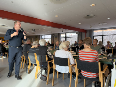 Han går rundt og synger på Hinneruplund