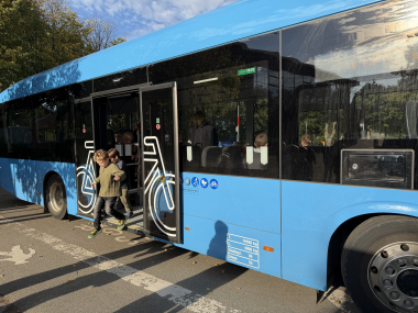 Eleverne går ud af bussen ved Bavnehøjskolen i Hadsten