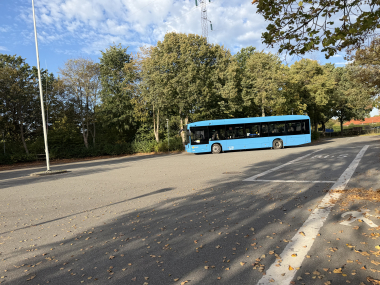 Den blå eldrevne bus besøger Bavnehøjskolen
