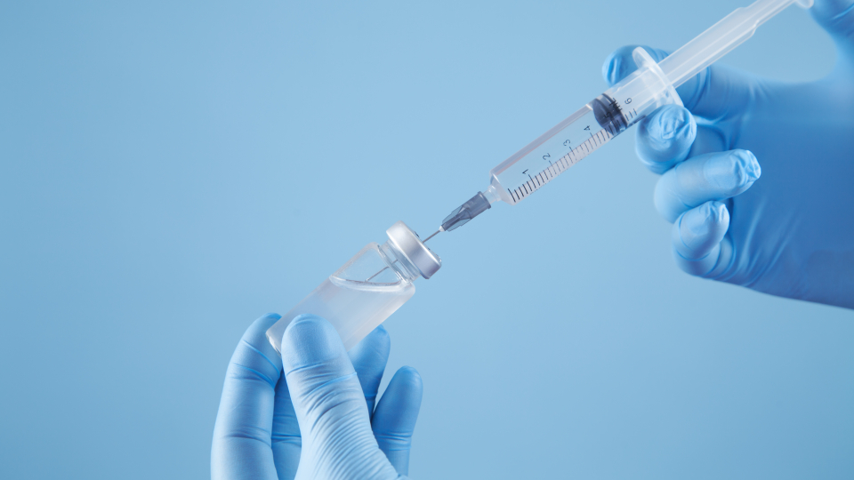 Billedet viser en kanyle med vaccine