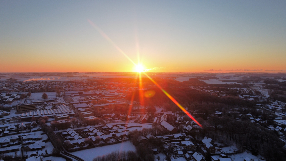 Billedet viser en solopgang på en vinterdag