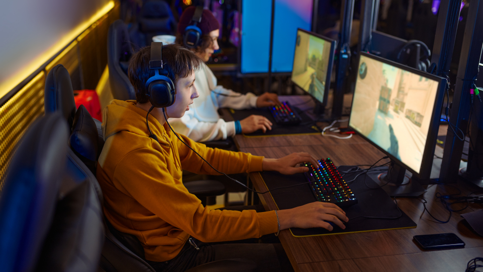 Unge spiller computer (e-sport)