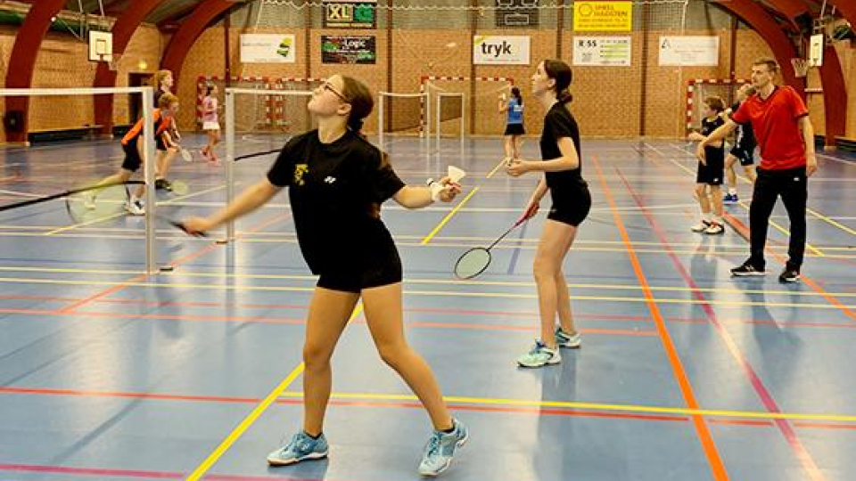 Unge spiller badminton