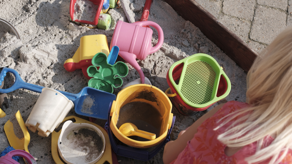 Sandkasse med farverigt legetøj