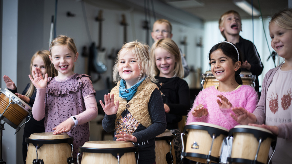Børn spiller musik