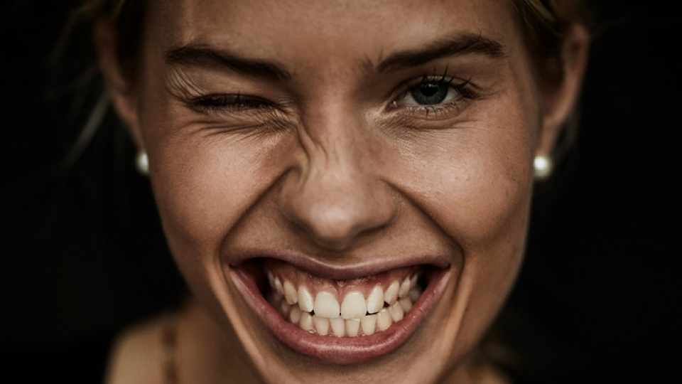 Closeup af kvinde med stort smil