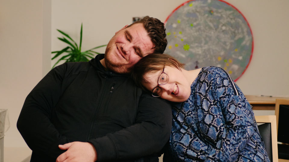 To mennesker giver et kram