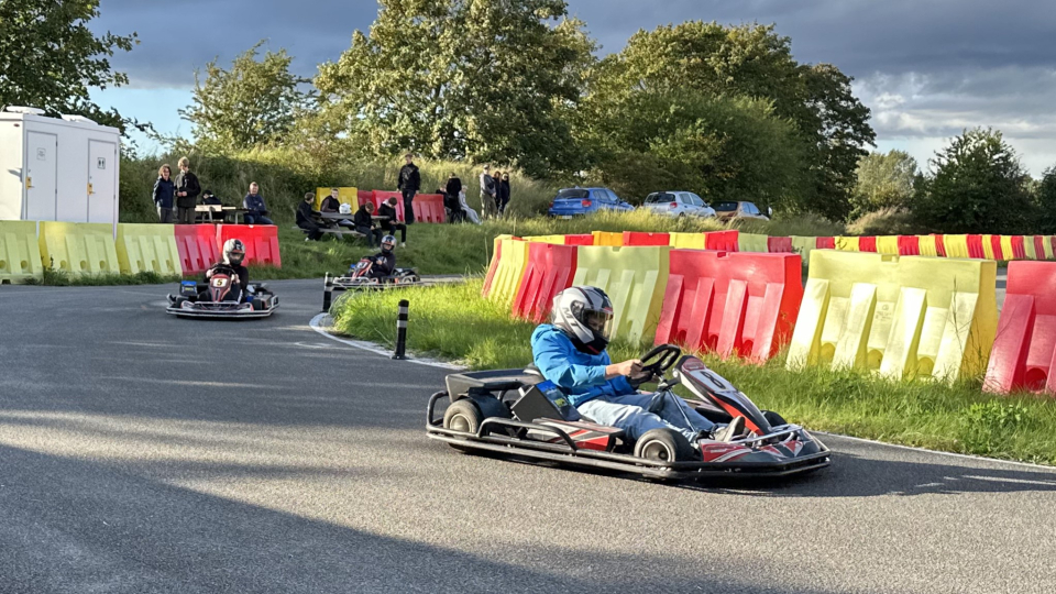 Gokart-kører på bane