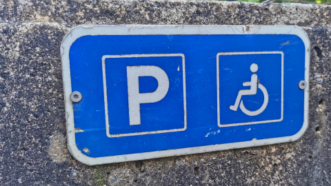 Skilt med handicap-parkering