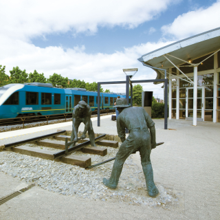 Banebørster - skulptur ved stationen i Hadsten
