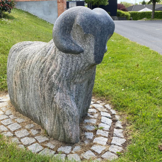 Vædder udhugget i sten