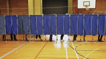 Fødder under gardiner ved valg  i idrætshal