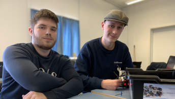 To elever bygger en robot på Den jydske Haandværkerskole