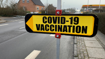 Skilt med info om covid-19 vaccination