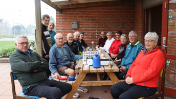 Seniortennisspillere mødes i klubben i HOG i Hinnerup.