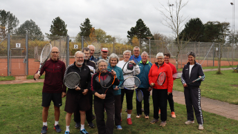 En gruppe af aktive seniorer til tennis i Hinnerup.