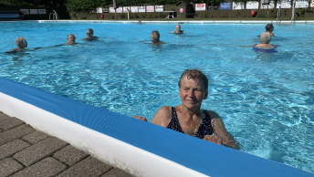 Seniordamer svømmer i Tungelundbadet i Thorsø