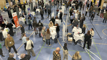 Deltagere ved messe i en sportshal
