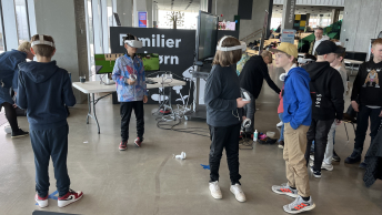 Skoleelever står med VR-briller på i Makerspaces