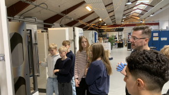 Skoleelever på virksomhedsbesøg hos CemeCon