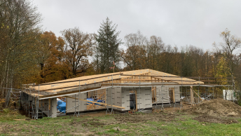 Billedet af institutionen er fra rejsegildet i november 2025.