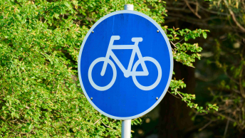 Skilt viser cykelsti