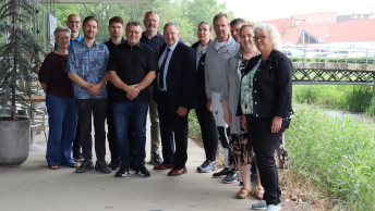 Gruppe af mennesker opstillet til foto