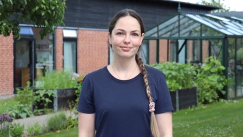 Kvinde foran et plejecenter