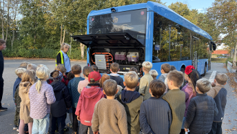 Ny i bussen på Bavnehøjskolen i Hadsten