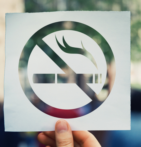 billede af hånd der viser et skilt om rygning forbudt