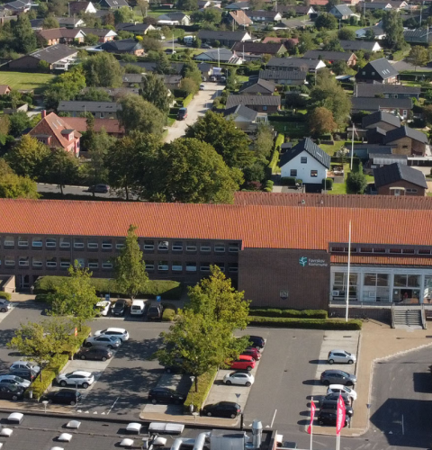 Dronefoto af administrationsbygningen i Hammel
