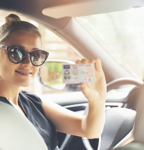 Kvinde der viser sit kørekort