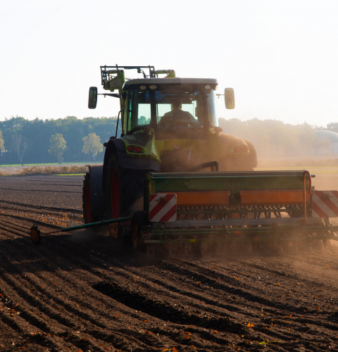 Billedet viser en traktor på en mark