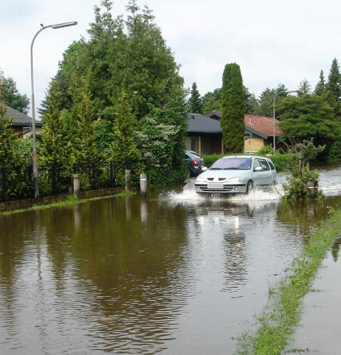 Oversvømmet villavej