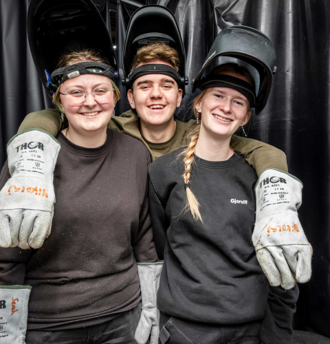 Tre unge mennesker med svejseudstyr på hovedet